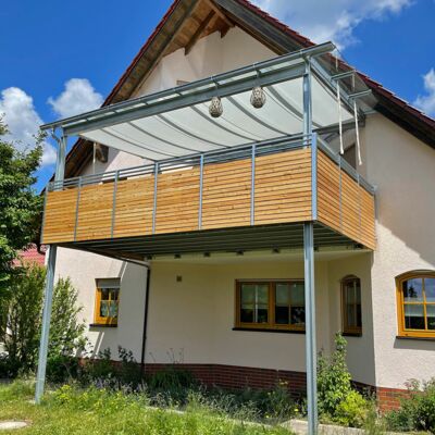 Anbaubalkon mit Vordach & Geländer mit Holz
