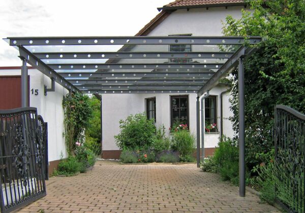 Carport mit Glas & Zierbohrungen