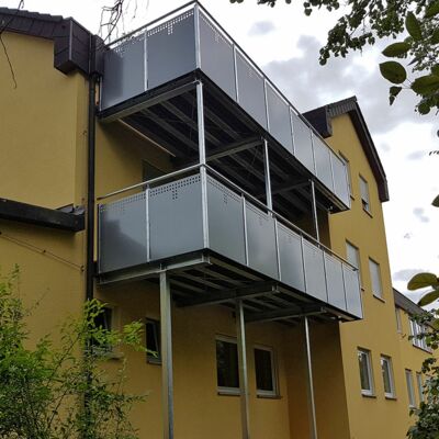 Doppelstöckiger Balkon & Geländer mit Lochblechen