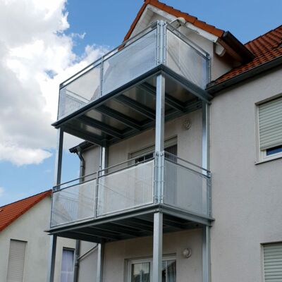 Doppelstöckiger Balkon & Geländer mit Lochblechen