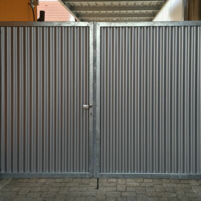 Hoftor doppelflüglig mit Wellblech