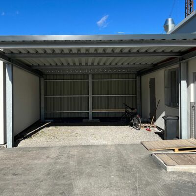 Carport mit Trapezblech & Rückwand