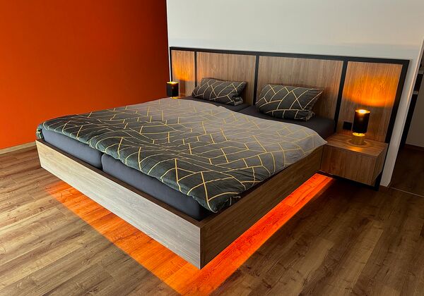 Stahl-Bettgestell mit RGB Beleuchtung