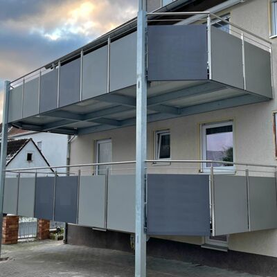 Doppelstöckiger Balkon & Geländer mit Glattblechen