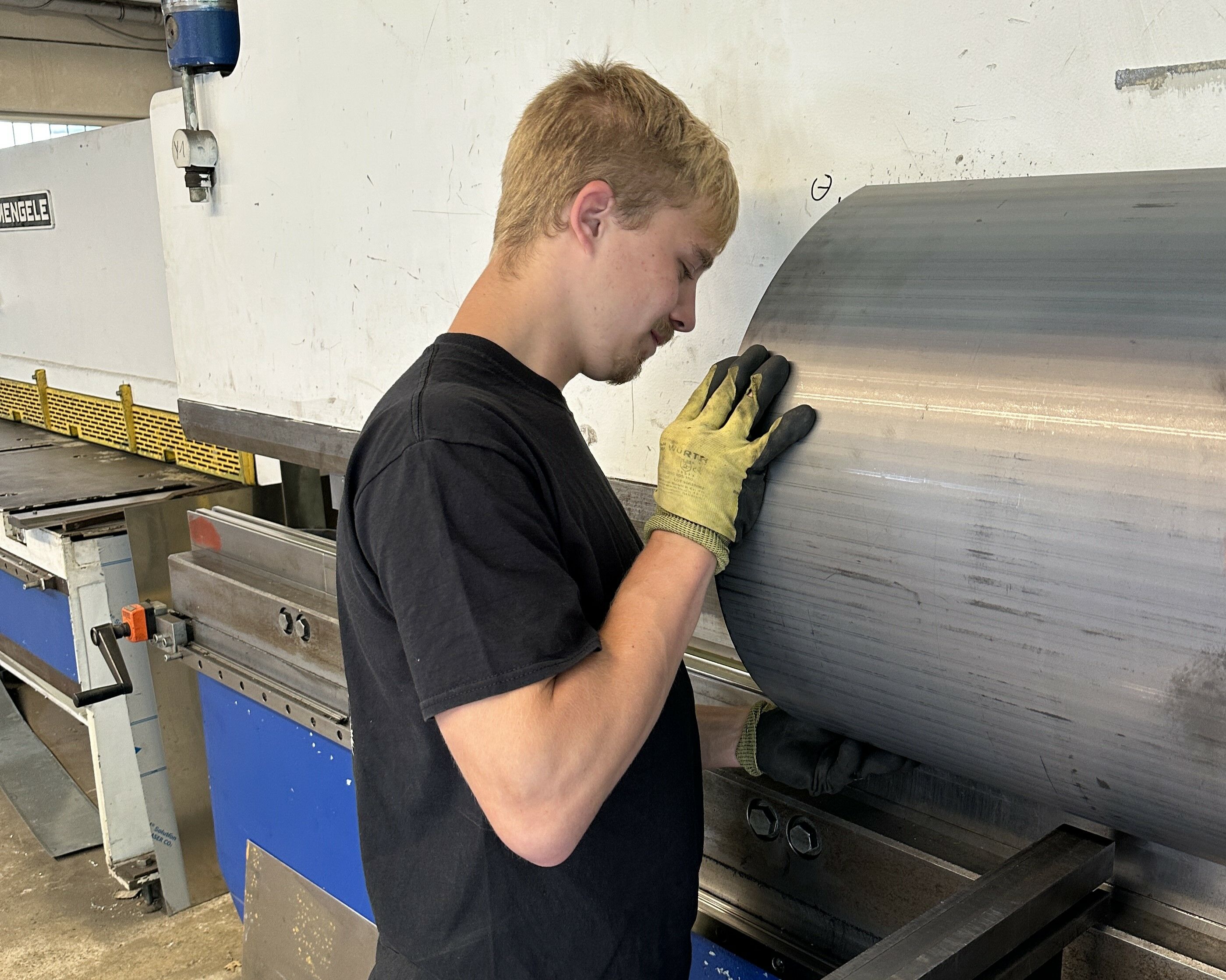 Mitarbeiter an der Abkantmaschine Mitarbeiter an der Abkantmaschine