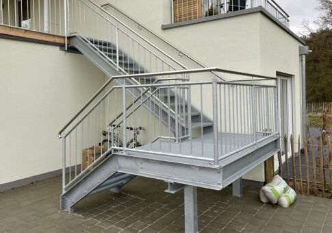 Außentreppe mit Füllstab-Geländer